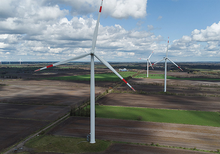 L Projekt Referenz – Windpark Stoffeng, Ansicht der Windmühlen und Felder